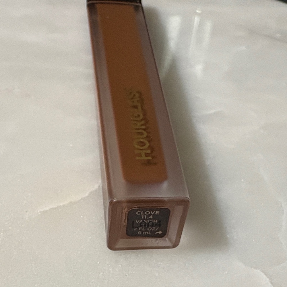 Hourglass liquid concealer CLOVE vanish